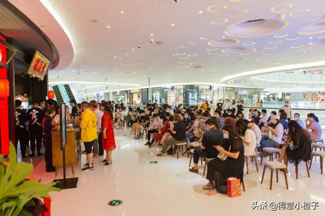 一来就火!哥老官、颜如晶炸鸡店再现排队名场面,亲测...