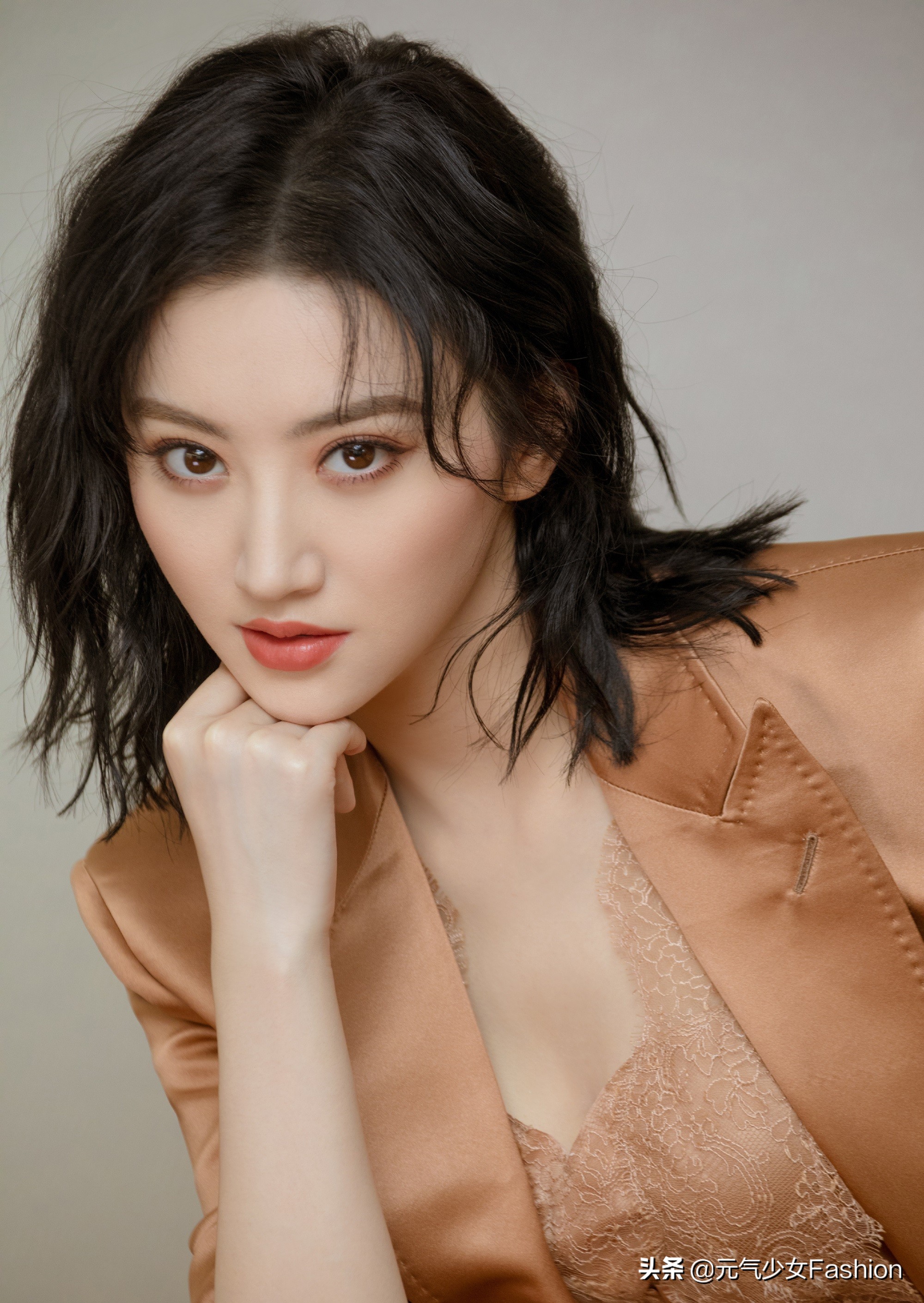 脸出油毛孔粗大什么原因,脸上毛孔粗大是什么原因引起的