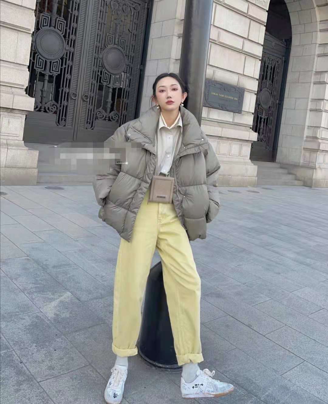 羽绒服女款爆款小个子短款马甲,卡其色短款羽绒服适合配的下装