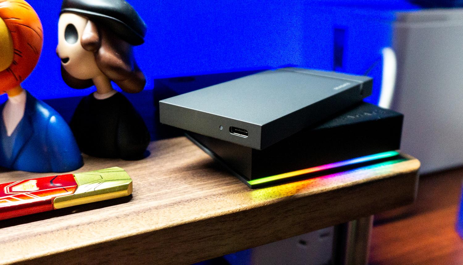 游戏宅的电脑桌面,游戏头戴式耳机rog棱镜s