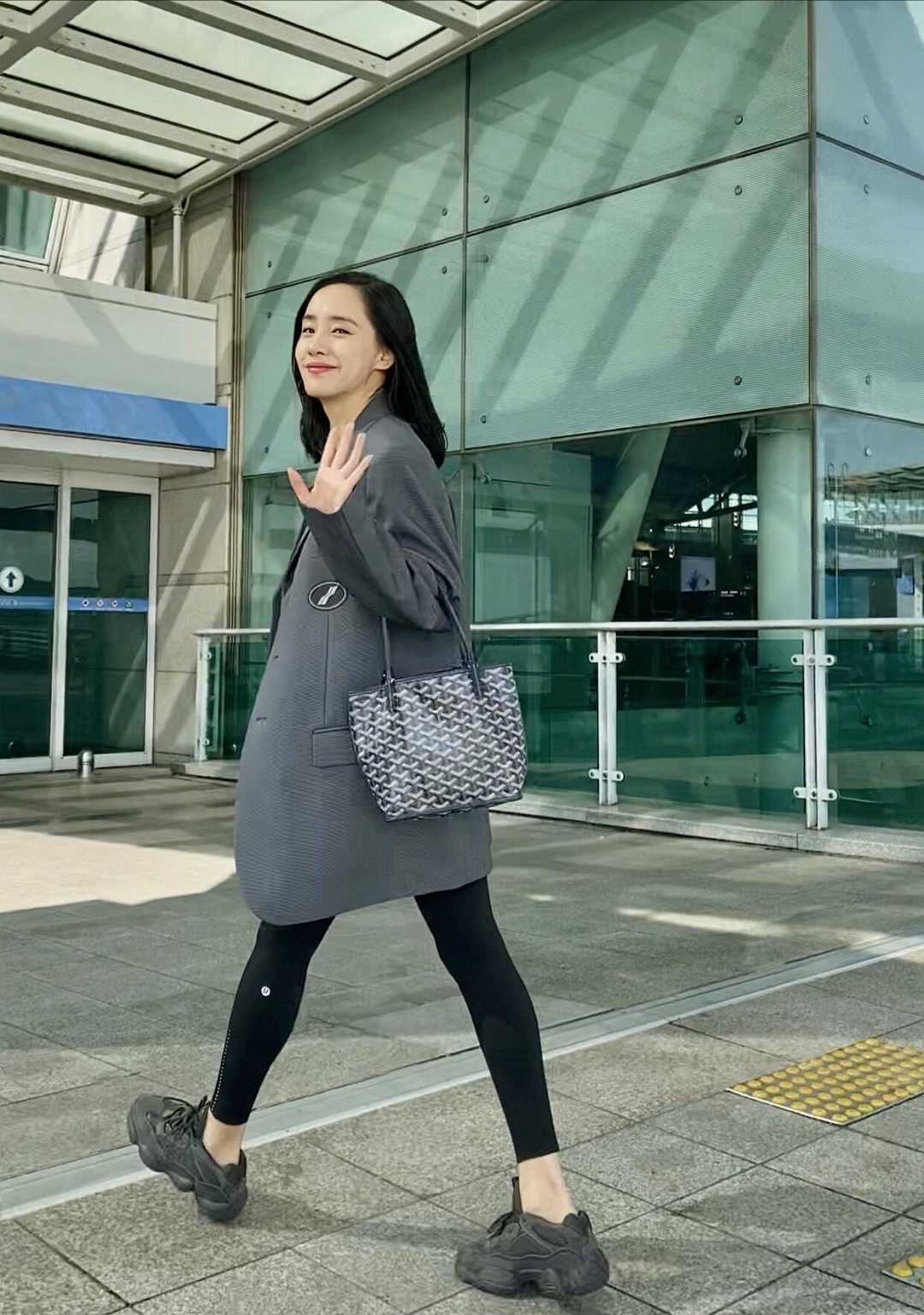 王智穿西装的穿搭,王智黑白搭配帅气利落干练