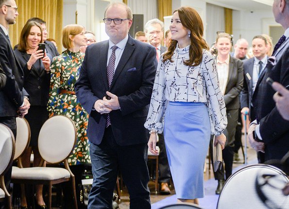 被波兰第一夫人气质惊艳了！红色大衣高贵又优雅，丹麦王妃都输了