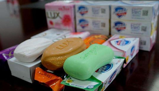 身上爱出油，背上长痘痘，那用香皂还是沐浴露？主要看这3点