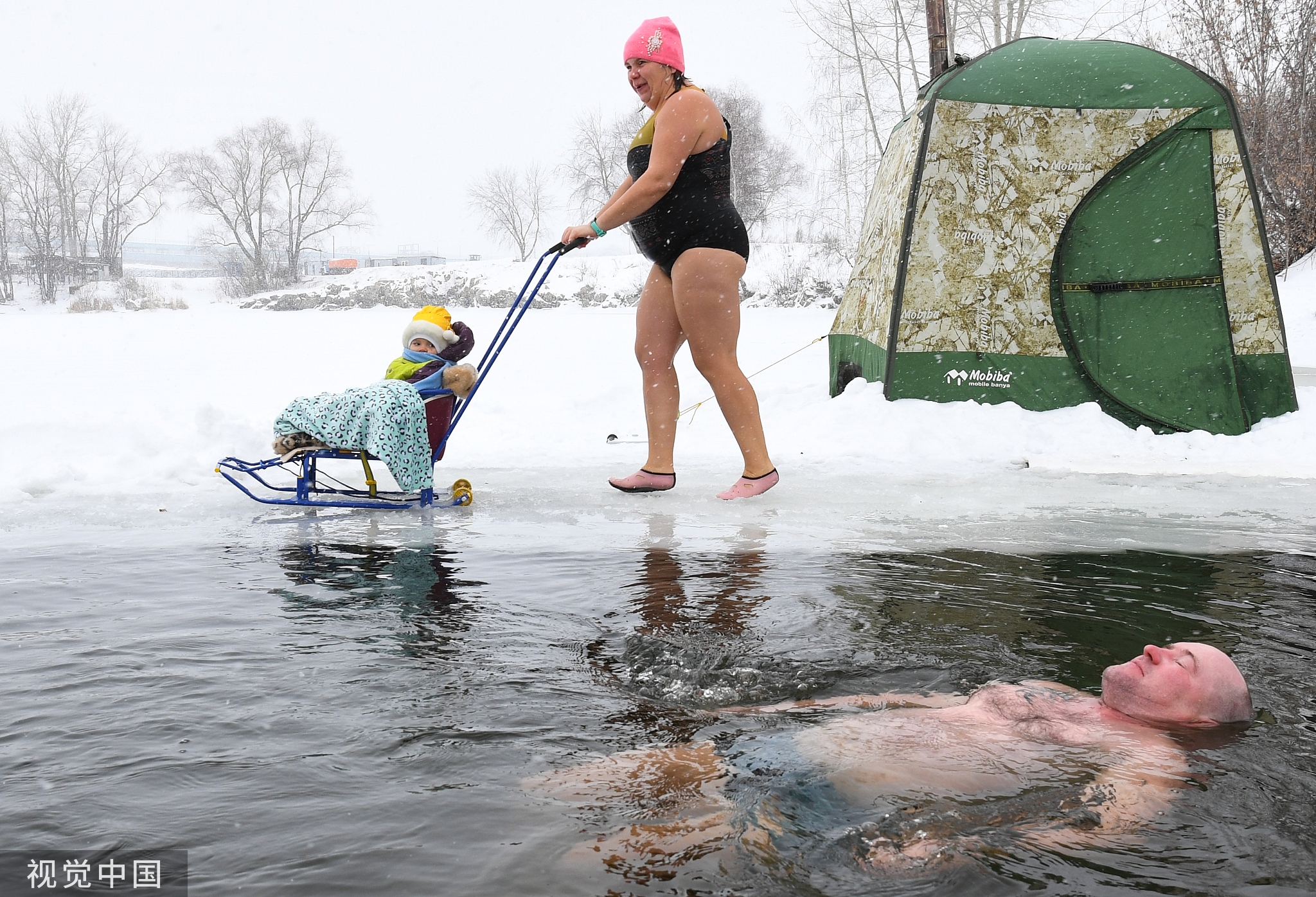 俄罗斯新西伯利亚雪,俄罗斯冰雪湖里冬泳
