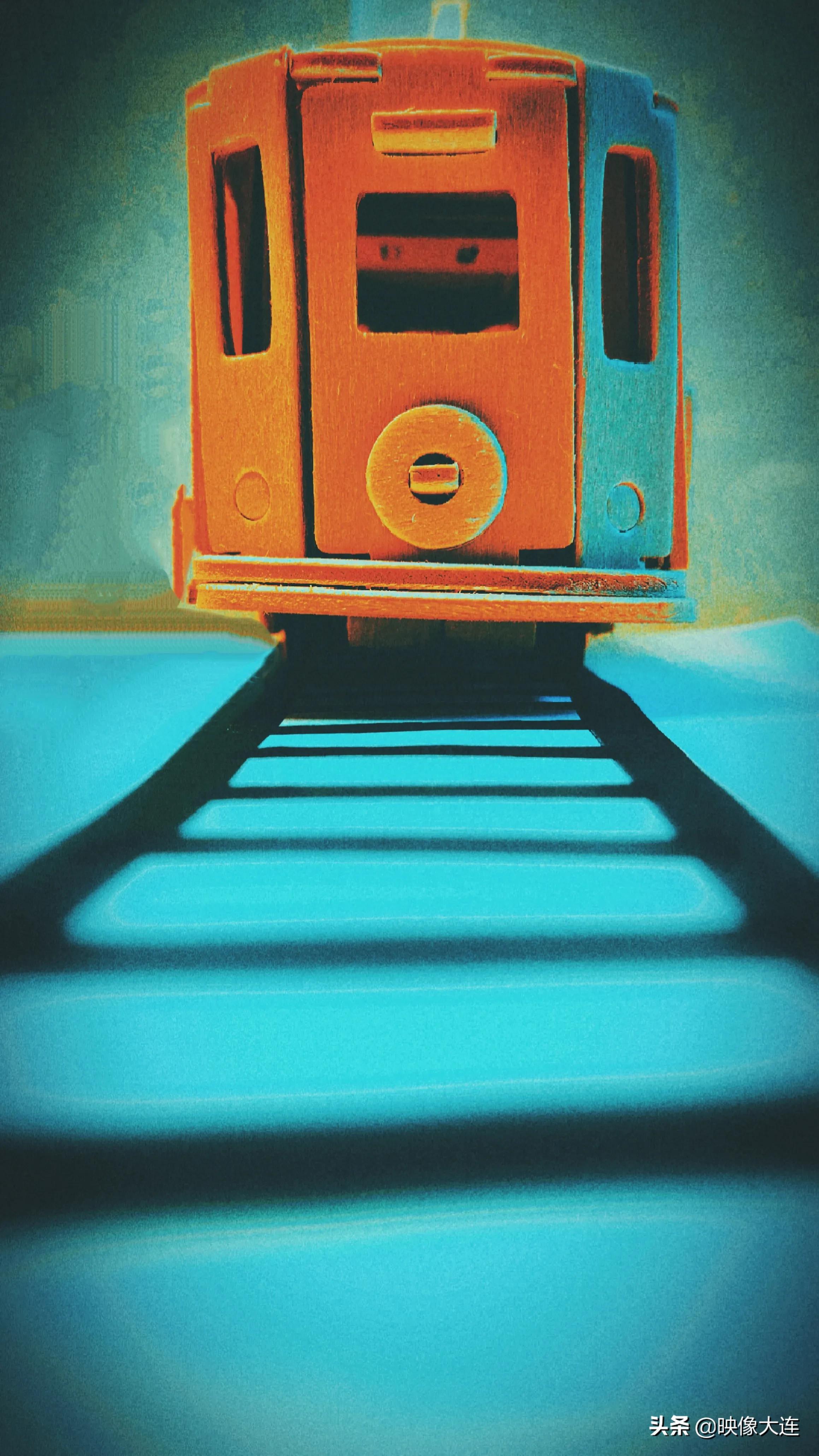 晒一张自己和图书的创意照片,创意照片是用什么软件制作