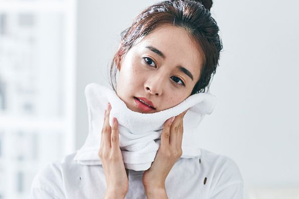 皮肤干敏起皮护肤用什么,皮肤粗糙暗沉用什么药膏