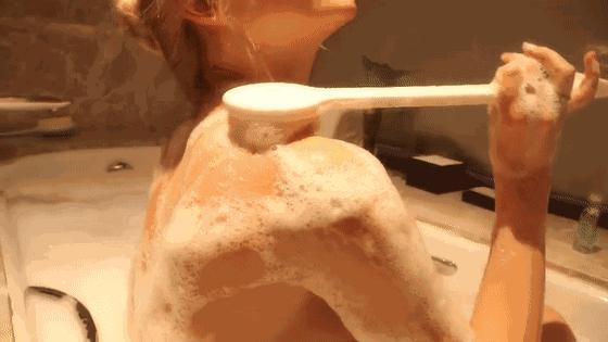 洗澡搓背自己就能搓干净,一个人搓澡搓后背小妙招