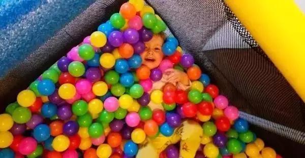 去游乐场海洋球里面玩,去海洋球泳池里面玩耍