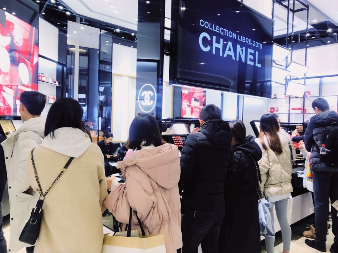 湖滨银泰in77每日客流量,杭州湖滨银泰in77销售额