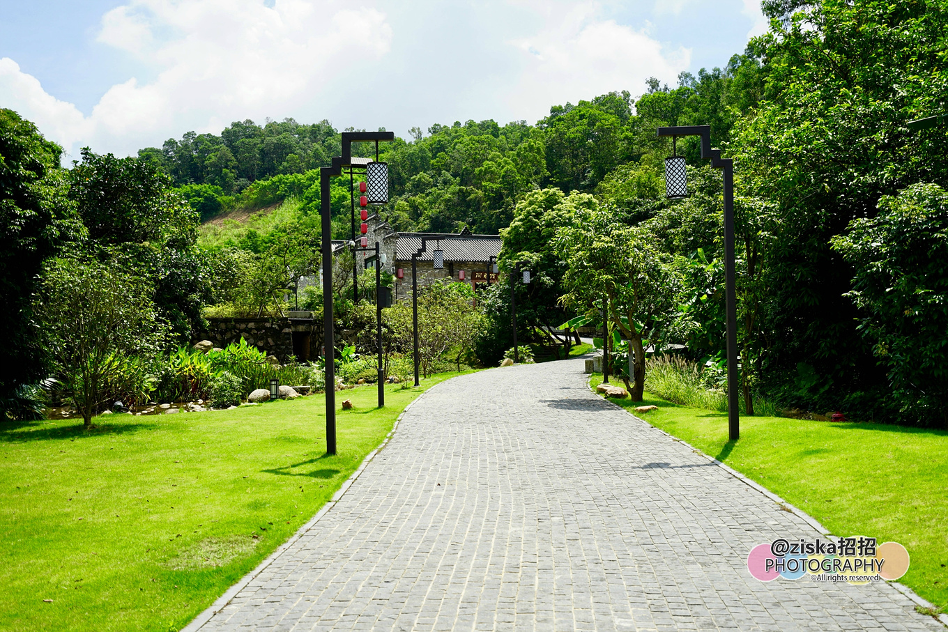 小伙探索神秘洞穴视频,小伙独自探索深山神秘古墓
