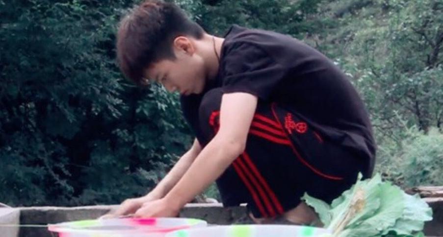 还记得当年的自杀忧郁少年吗？如今变身帅气男团vocal担当