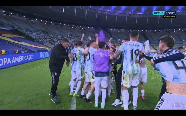 梅西第8次夺得金球奖全场起立,梅西7次金球奖获奖年份