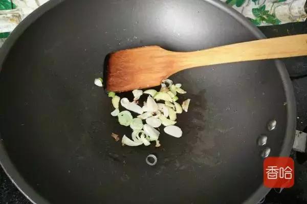 炒丝瓜时怎样才使丝瓜不出水,丝瓜要焯水吗西红柿炒丝瓜的做法