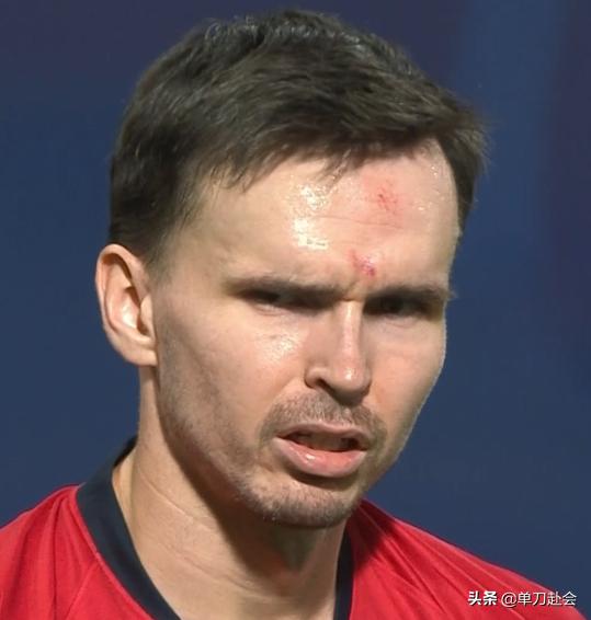 郜林倒地翻滚,郜林倒地回放翻滚特写