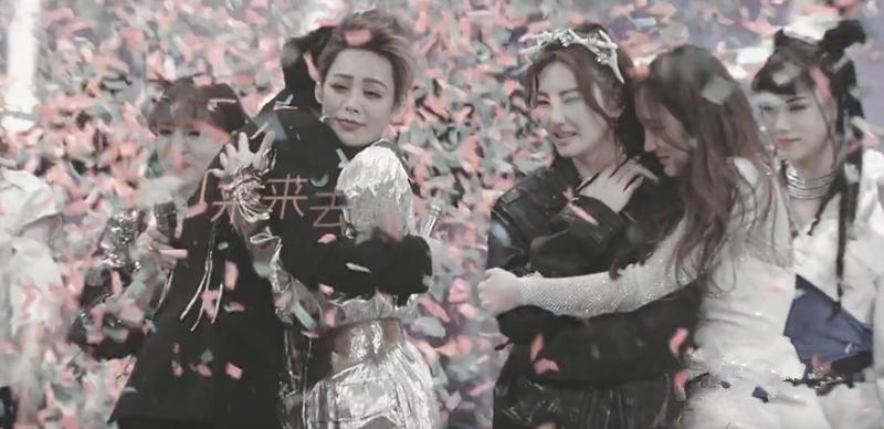 暖心郁可唯唱歌,郁可唯羽绒服蓝色