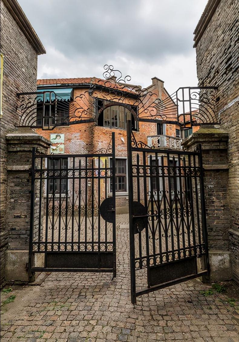 毛主席打算在延安接见一名旅长，多亏处长细心，识破他的真正身份