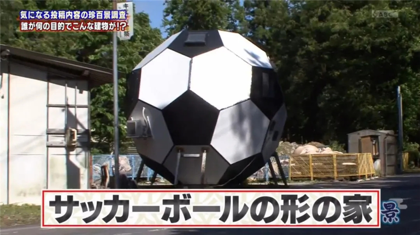 小伙建了一个14层的地下室,两小伙在野外建豪华别墅