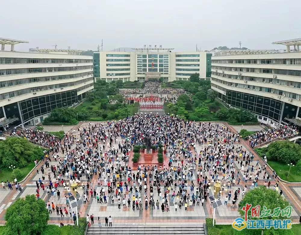 青春飞扬校园里进行爱国快闪,师生共聚一堂歌唱祖国快闪活动