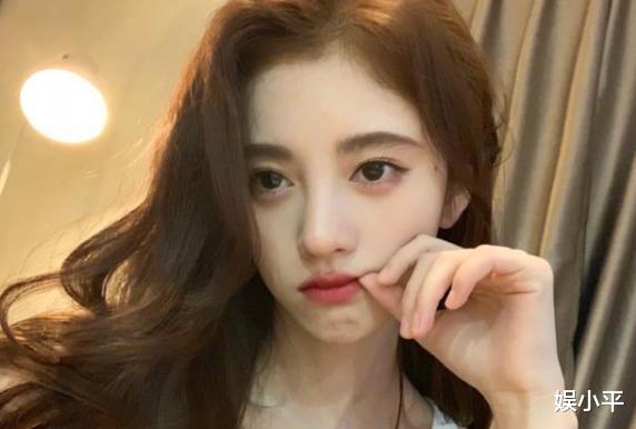 从身高到头发都是“假”的，她凭什么当“绝世大美人”？