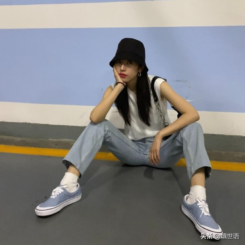 周雨彤穿板鞋图片,周雨彤spell牛仔裤穿搭