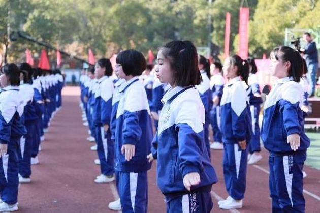 有种“贫穷”叫买不起校服，学校精心“定制”，家长却并不买账