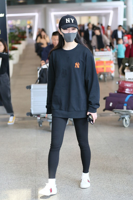 ​宋轶一路走红衣品提升很快！运动风衣+T恤小白鞋，又休闲又甜美