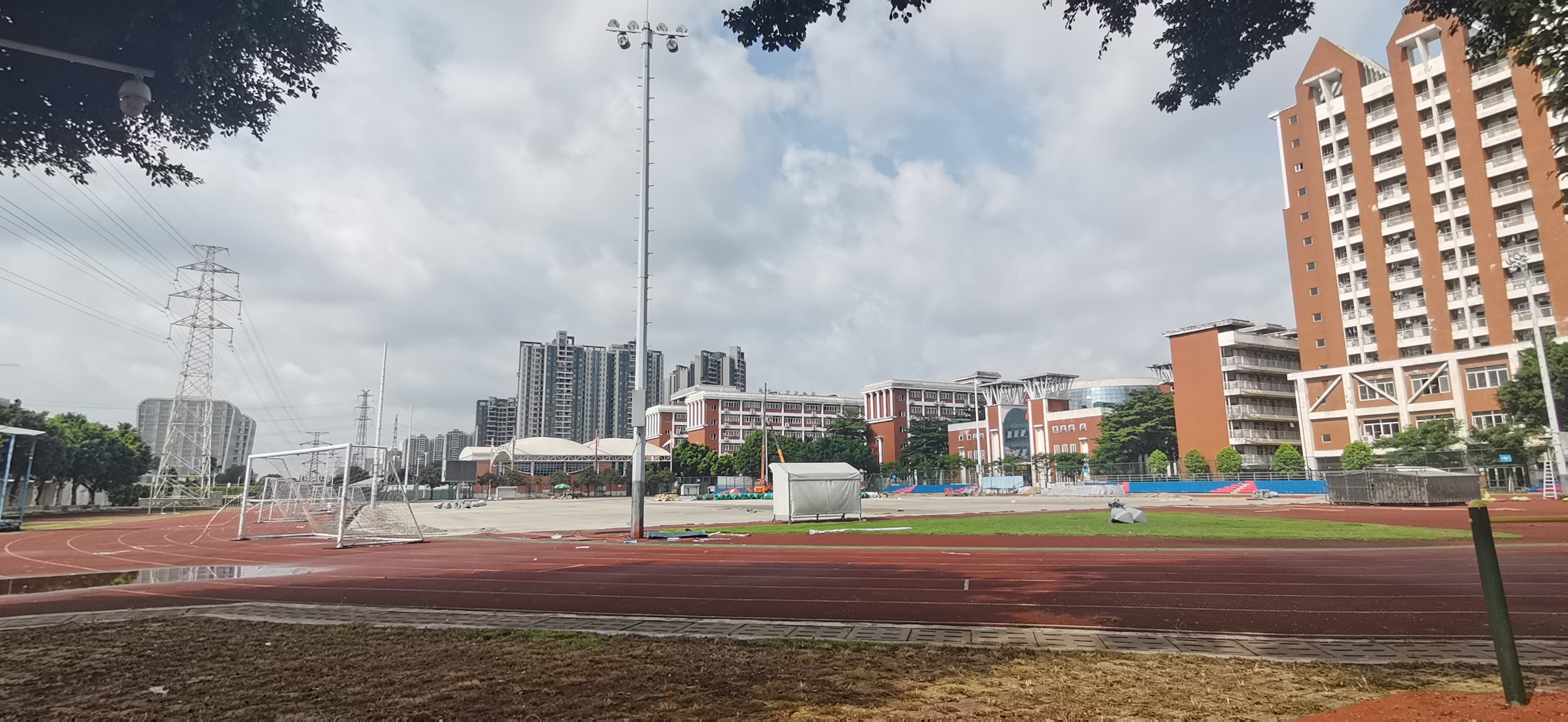 15米球场灯安装视频,足球场照明灯布置