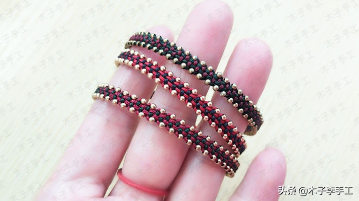 一根线串珠子手链,一个转运珠编手链的造型