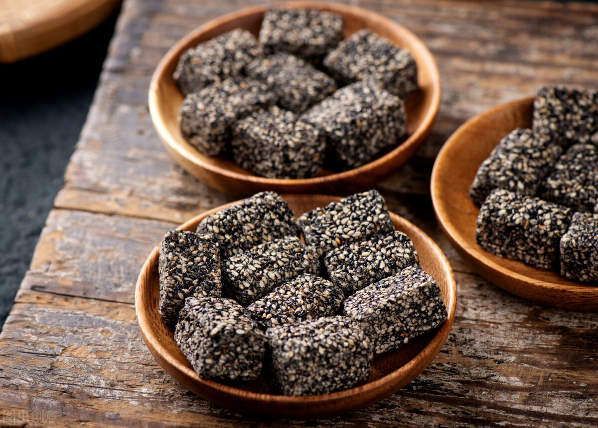 气血两亏虚头发容易白吗,头发变白补充什么维生素