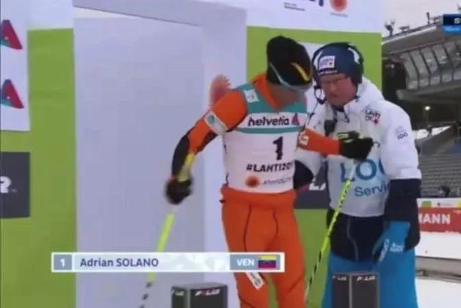 一名34岁男子跳水救人牺牲,游泳馆众人抢救溺水青年