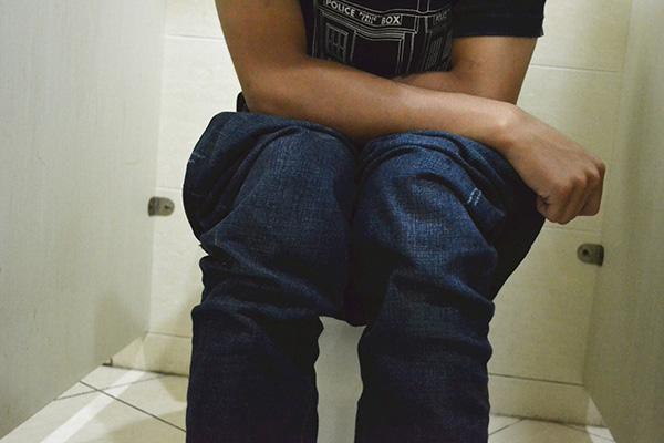 上厕所大便是褐色的是什么原因,上厕所大便是稀的是怎么回事