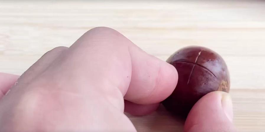 板栗怎么去壳最简单方法视频,才知道剥栗子有这样的方法