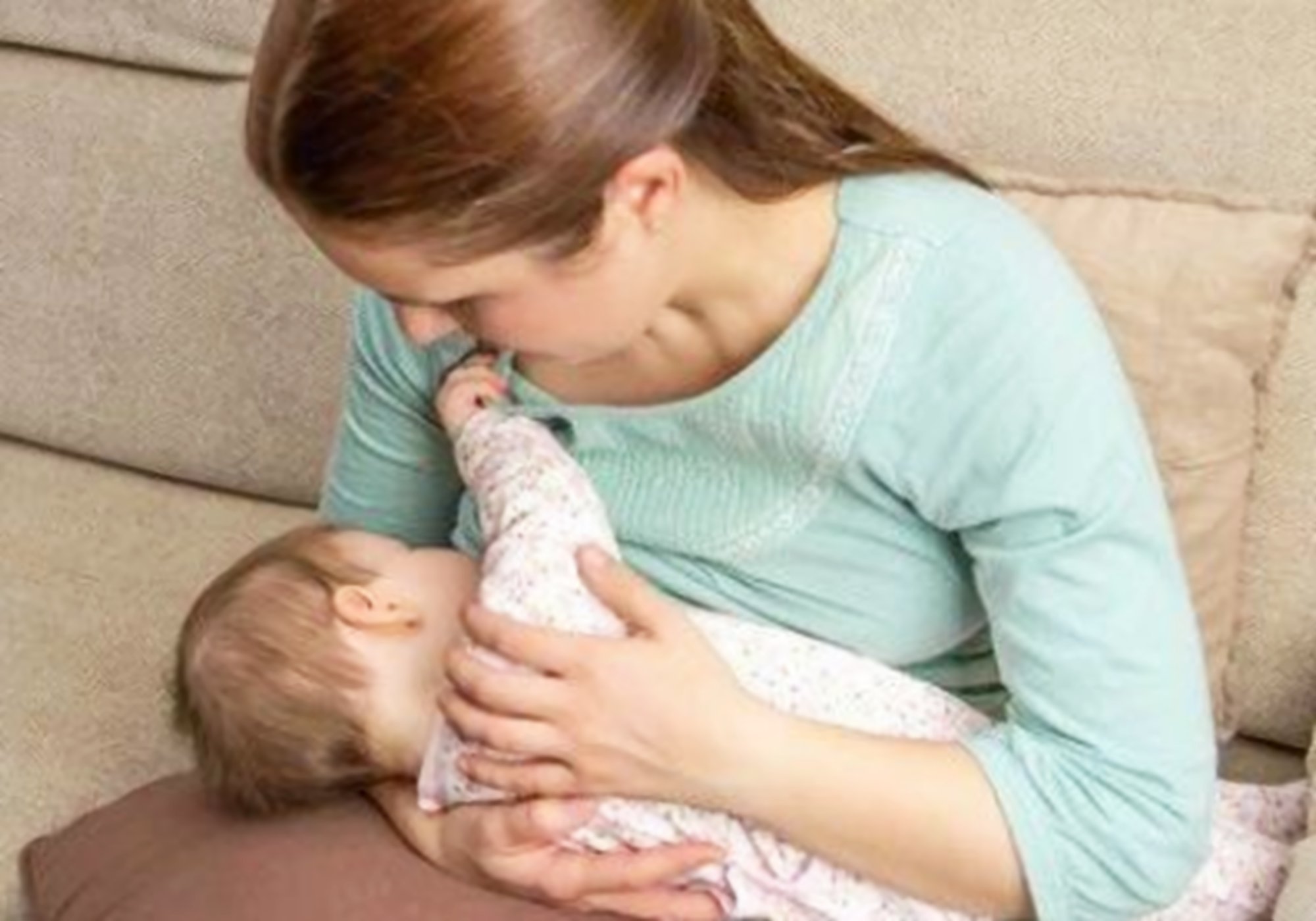 宝宝总是迷糊时候喝奶怎么办,为什么宝宝会喝迷糊奶