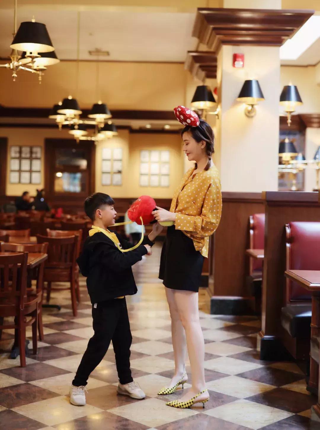 我们在上海迪士尼里玩耍了一天,发现穿的美才能玩的好!