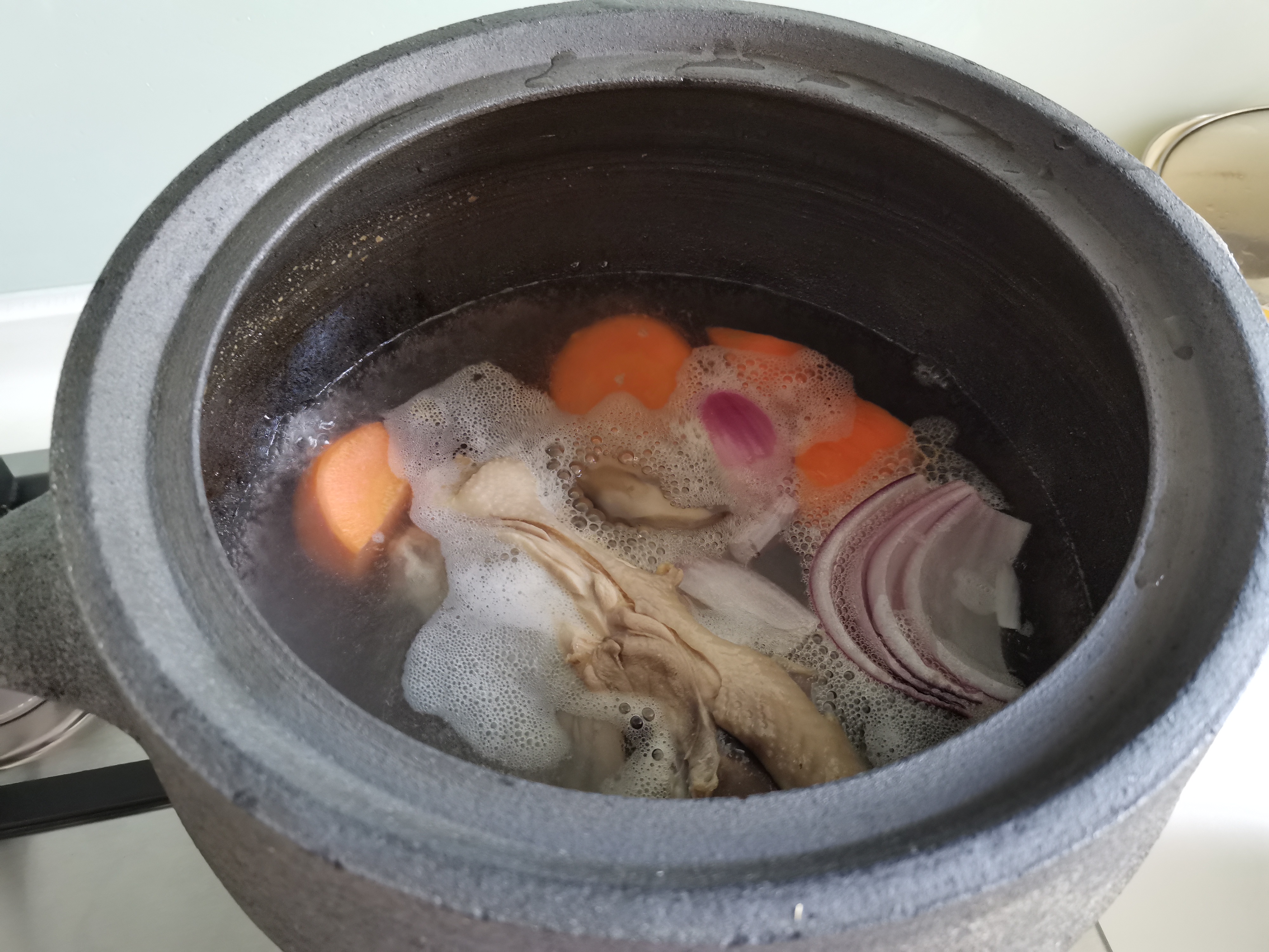 猪大骨和鸡骨架怎样熬制高汤,鸡架熬的高汤怎么煮才能没腥味