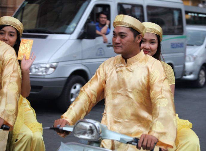 越南摩托车接亲很火视频,越南婚车队