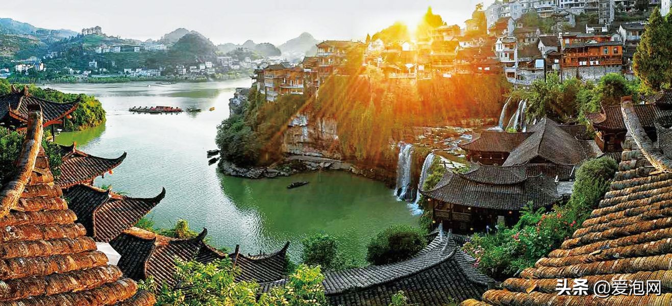 中国唯一挂在瀑布上的千年古镇,中国最美江边