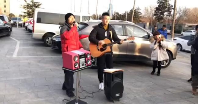 旭日阳刚的落魄，也是“草根”的无奈：昔日多风光，如今多落魄