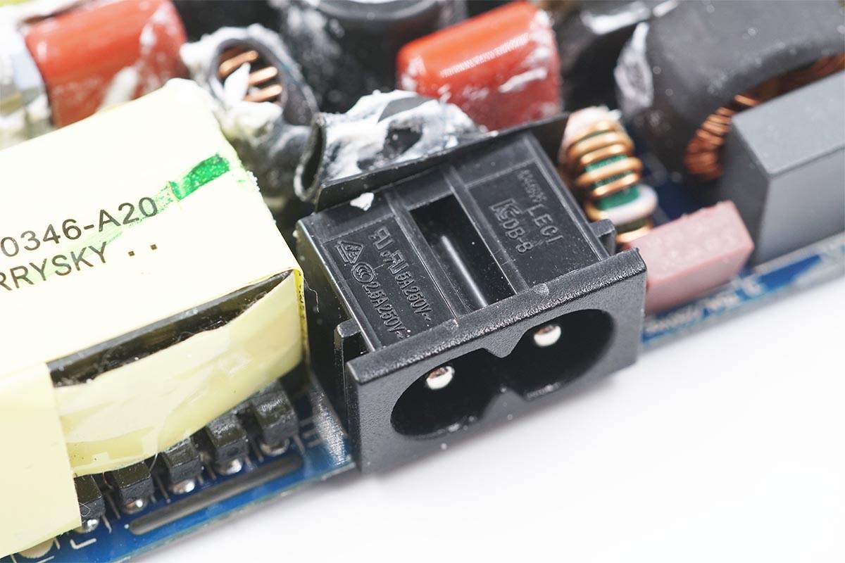 绿联45w双口快充拆解,绿联20瓦双口快充拆解