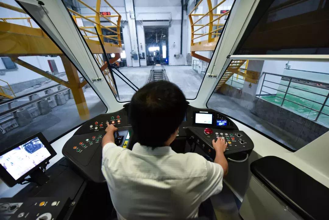 有轨电车蓉2号线驾驶员,成都蓉2号有轨电车司机