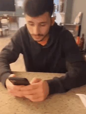 澶栧浗浜哄湪鐢锋湅鍙嬮潰鍓嶇殑鍙规皵,鐩樼偣琚洿鐢锋皵鍒版姄鐙傜殑鐬棿