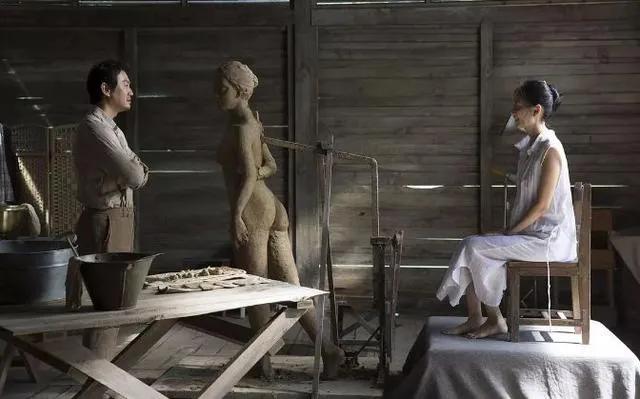 女子为艺术献身全裸出镜,身材火热