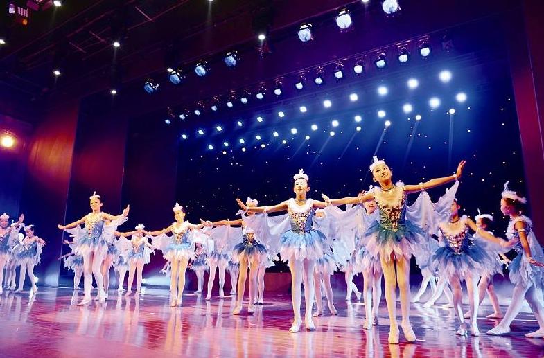 儿童脸上突然过敏红肿图片,五岁孩子脸皮肤红肿发痒