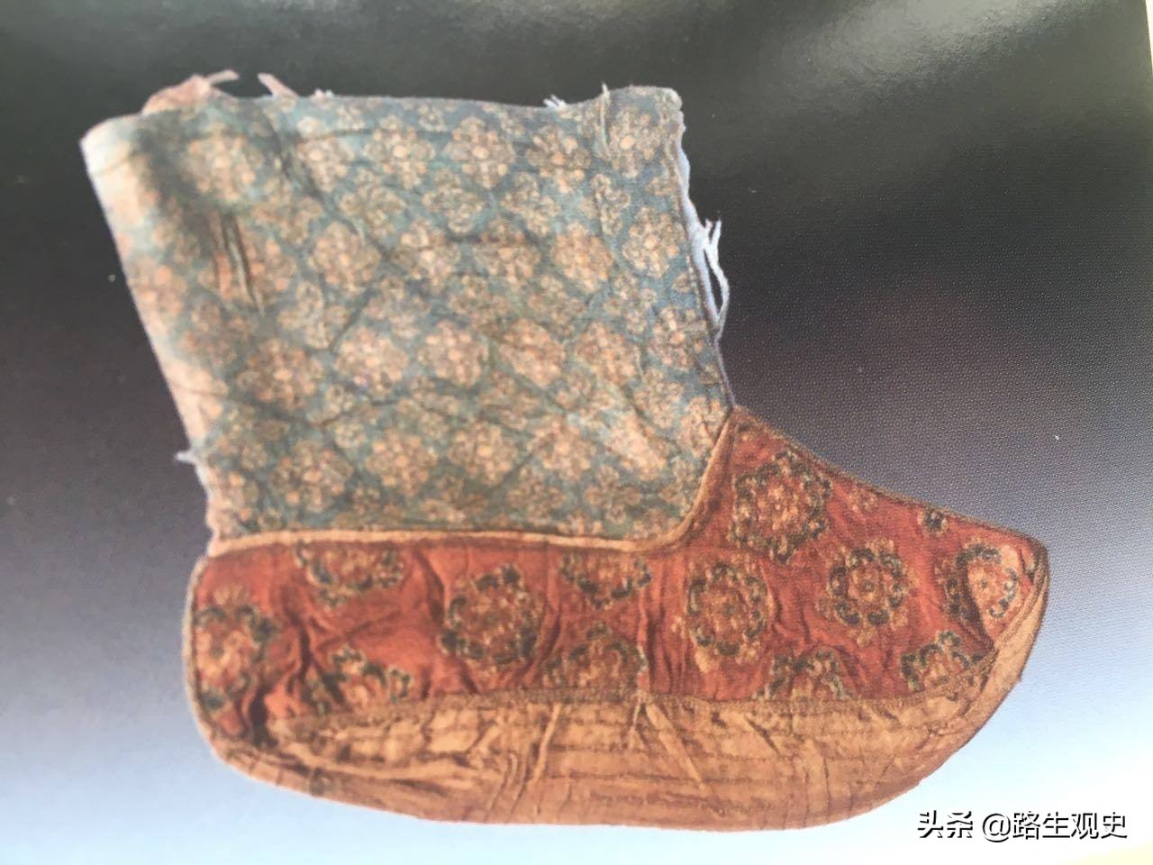 马步芳盗挖青海都兰古墓，派1个工兵营进驻，拿走金银器留下丝绸