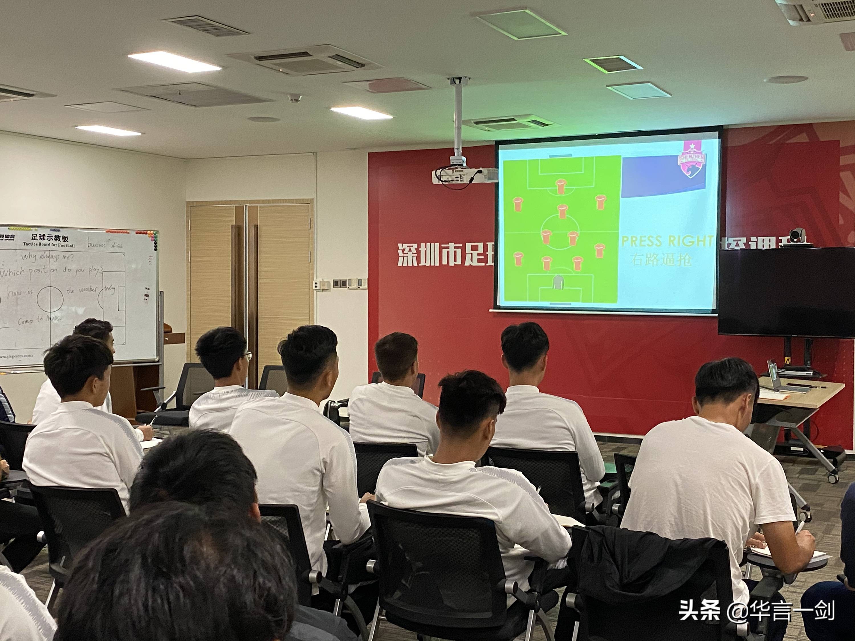 这是什么操作，这家俱乐部主教练是意大利人，却安排球员学英语