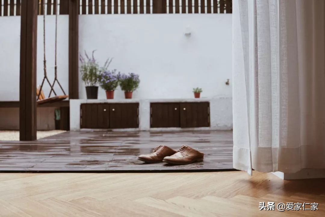 她买下32㎡上海老旧学区房，为女儿打造小桃园，还有超舒适大庭院