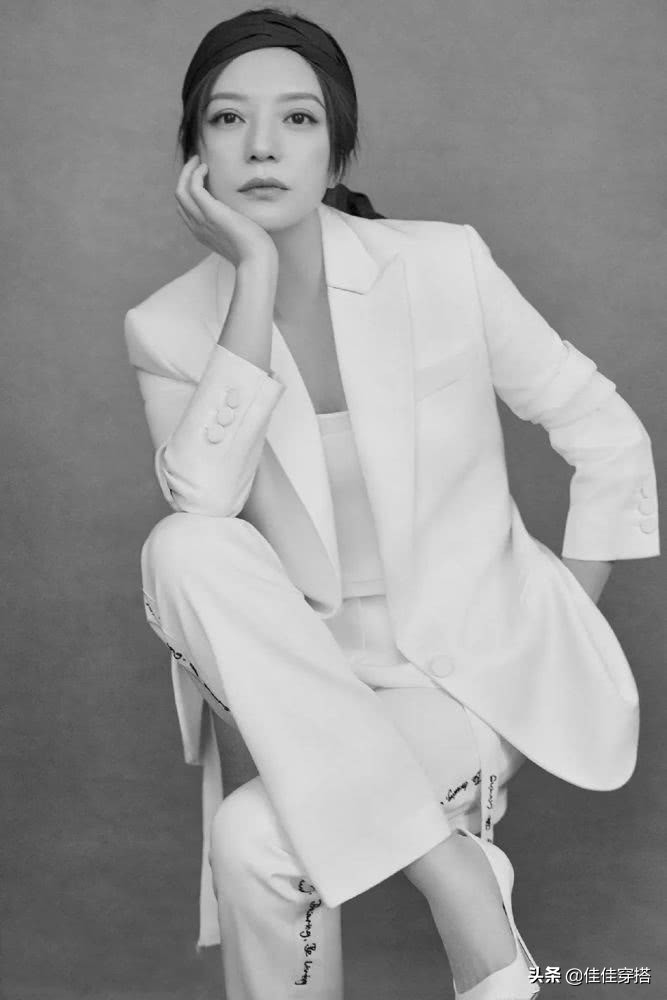 赵薇简直是“天生*物尤**”！穿白西装英姿飒爽，搭配黑头巾潮爆了