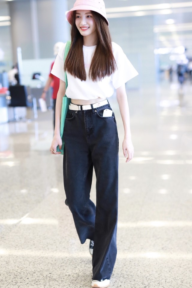 “元气少女”林小宅增肥成功,粉嫩系穿搭现身机场,少女感满满