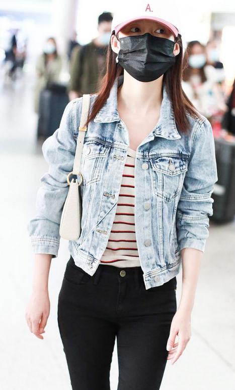 李沁运动风穿搭现身机场,李沁穿白色外套配黑色紧身裤