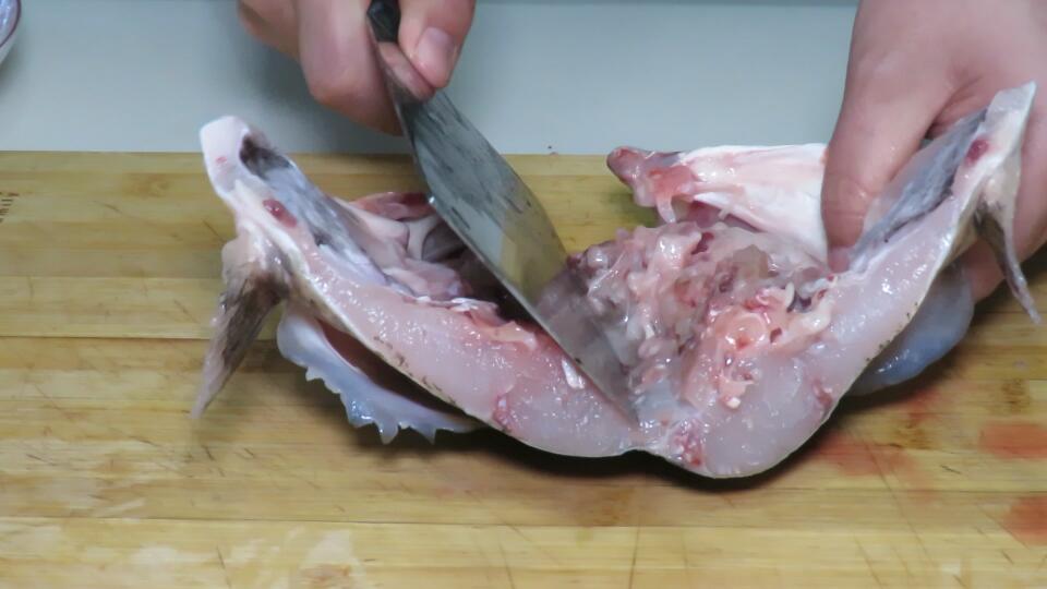 鱼头这样做太香了不煎不炸不炖汤,用鱼头做鱼头豆腐汤前如何处理